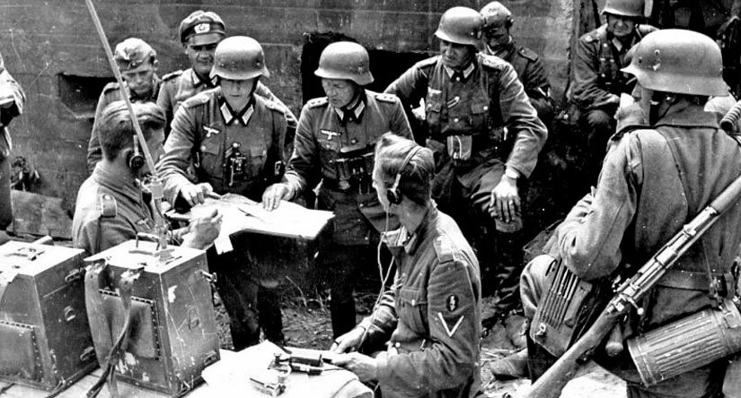 Немецкий полевой штаб возле захваченного дота Киевского укрепрайона