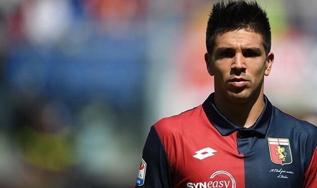 Журналист портала Centotrentuno.com Маттео Зизола вчера первым сообщил об интересе «Зенита» к нападающему «Кальяри» Джованни Симеоне.

В разговоре с изданием он расширил свою мысль и рассказал, почему игроку будет трудно оказаться в Санкт-Петербурге.

«Мой первый источник этой информации из России, – сказал журналист. – Правда, в вашей стране неправильно написали о клубе, с которым нужно вести разговор о Симеоне. Он действительно принадлежит «Фиорентине», однако «Кальяри» обязан выкупить игрока по окончании сезона. Поэтому «Зенит» должен разговаривать с «Кальяри».

Но этот клуб, насколько я понимаю, хочет, чтобы Симеоне у них перекупили. Не потому что они недовольны его выступлением, дело в другом: его приобретали на место Леонардо Паволетти, который получил серьезную травму. Но уже в следующем сезоне он вернется. И «Кальяри» хочет потратить деньги на усиление других позиций. Плюс ситуация с коронавирусом отразилась на клубе. Они вряд ли потянут сумму выкупа, которая составляет 15 млн евро.

В любом случае, «Зенит», прежде чем кого-то купить, должен кого-то продать. Будь то Азмун или Дриусси.

Агент Симеоне сказал мне, что ничего не знает об интересе «Зенита», однако ему не стоит полностью доверять. Когда я спрашивал у него про переход Симеоне в «Кальяри», он сначала все отрицал. Я дал об этом новость, «Кальяри» подтвердил интерес, и агент тут же сообщил, что все договоренности достигнуты», – сказал Зизола.

Агент Симеоне Лео Родригес пока не ответил на запрос издания.

Джованни Симеоне, 24-летний сын главного тренера мадридского «Атлетико» Диего Симеоне, провел в этом сезоне Серии А 24 матча и забил 6 голов.