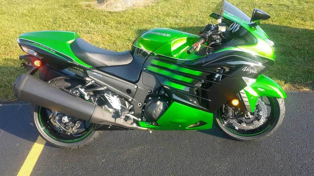 Kawasaki Ninja ZX-14R был представлен публике во время Токийской автовыставки в 2005 году, а уже в 2006 завод выпустил первую партию мотоциклов. 
Внутри расположился мотор на 1 441 «кубик» и 210 лошадиных сил, который без труда разгонит вас до 100 км/ч всего за 2.4 секунды.

Максимальная скорость, которую он может развить – 299 км/ч, чего более чем достаточно для байка серийного производства. Оправдывая свое название, этот «Ниндзя» работает тихо даже на полном ходу.