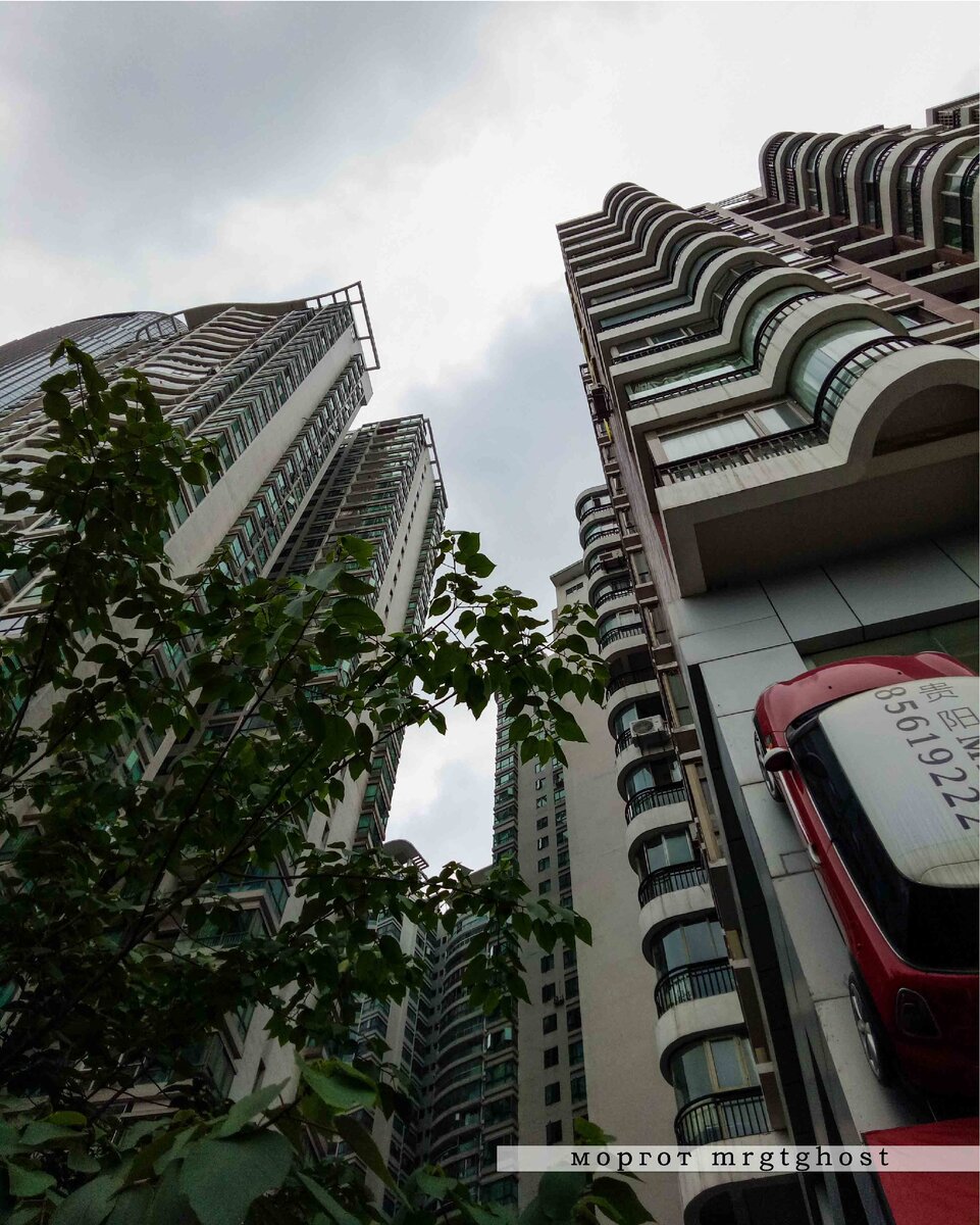 Гуйян. Видишь эту машину на едущую к небесам? Вот такая она - яркая китайская реклама