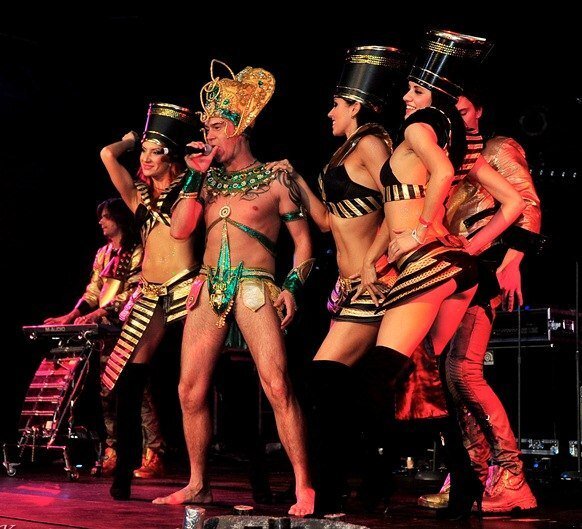 Исполнение песни Фаина. Владимир Политов в откровенном наряде. https://twitter.com/