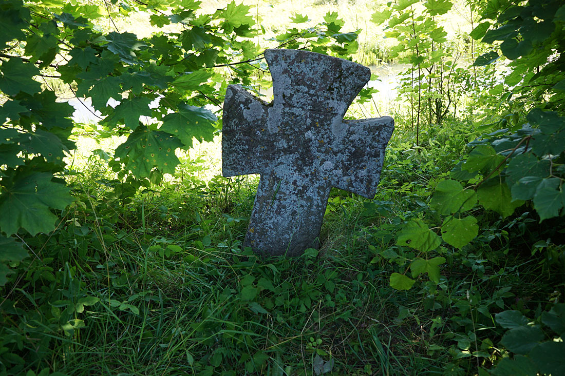 Псковская область. Город Гдов. Каменный крест