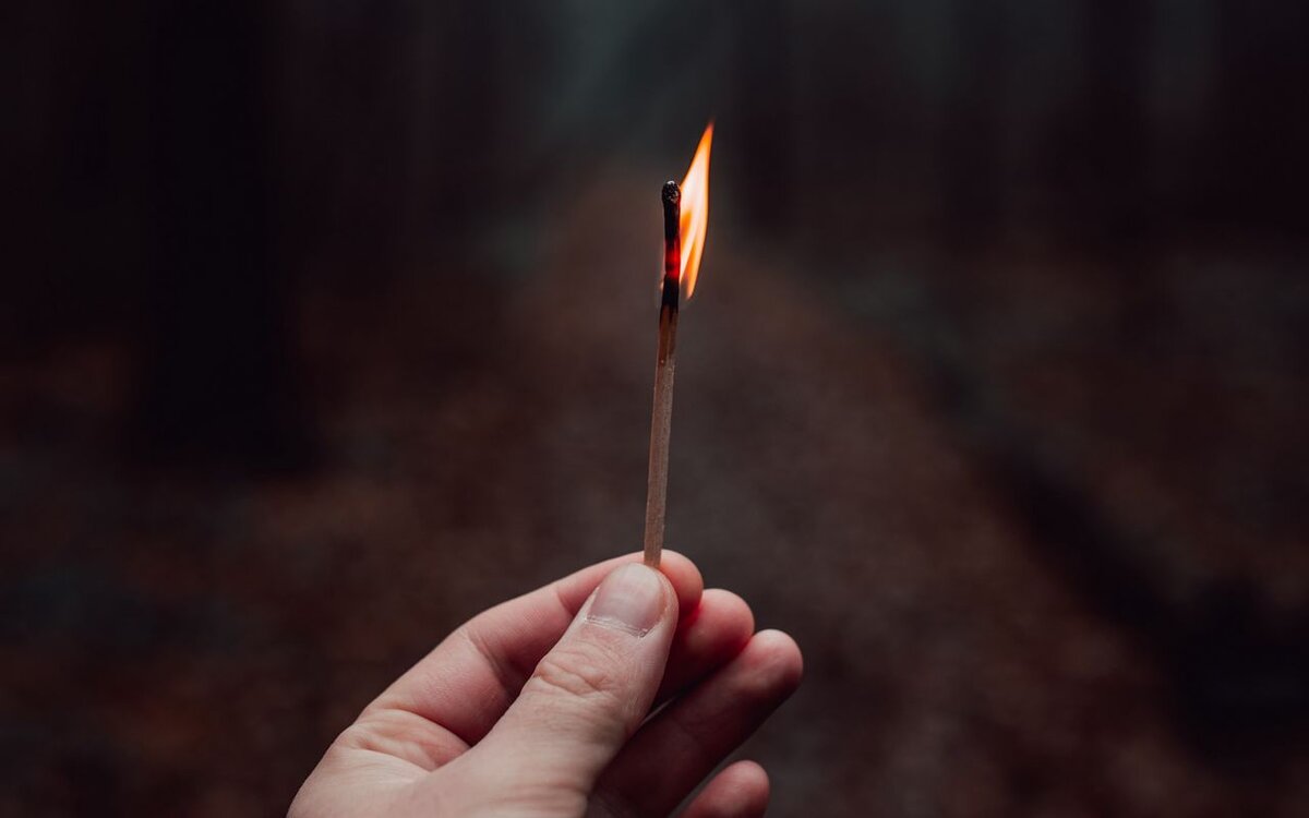 Человек - словно искра. Человек способен разжечь большой пожар, обжечь. Но иногда люди просто сгорают, словно палено в костре: ярко, красиво, тепло, но неминуемо.