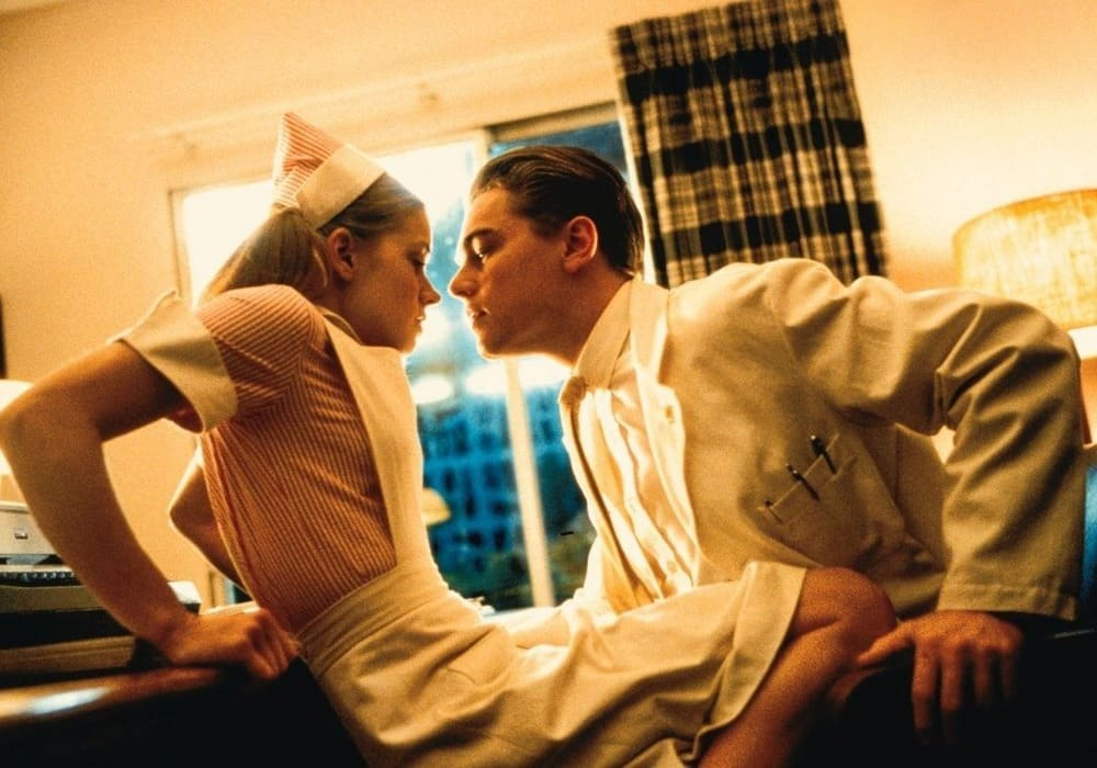 Поймай меня, если сможешь фильм 2002. Леонардо ди каприо поймай меня. Леонардо ди каприо поймай меня если сможешь. Леонардо ди каприо поймай меня если сможешь. Catch me if you can 2002.