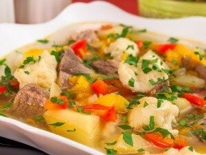 Мясо нарезать кубиками.Варить в течение 1 часа, периодически убирая накипь.Лук мелко нарезать.Морковь натереть на средней терке.Перец очистить от семян.
Нарезать соломкой.Картофель нарезать кубиками или брусочками.Лук обжарить на растительном масле.Добавить морковь.
Обжарить.Яйцо немного взбить.Добавить молоко.
Перемешать.Добавить муку.
Немного посолить.
Перемешать.
Тесто на клецки должно быть не жидким, но и не густым.В бульон добавить картофель.
Посолить.Следом добавить перец.
Варить в течение 5 минут.Добавить лук и морковь.
Довести до кипения.Чайной ложечкой набирать тесто, опускать в кипящий бульон.
Клецки при варке разбухнут, поэтому сильно большими их делать не надо.
Я набираю ½ ч.л. теста.Добавить перец, лавровый лист.
Варить в течение 5–7 минут.При необходимости досолить.Приятного аппетита!