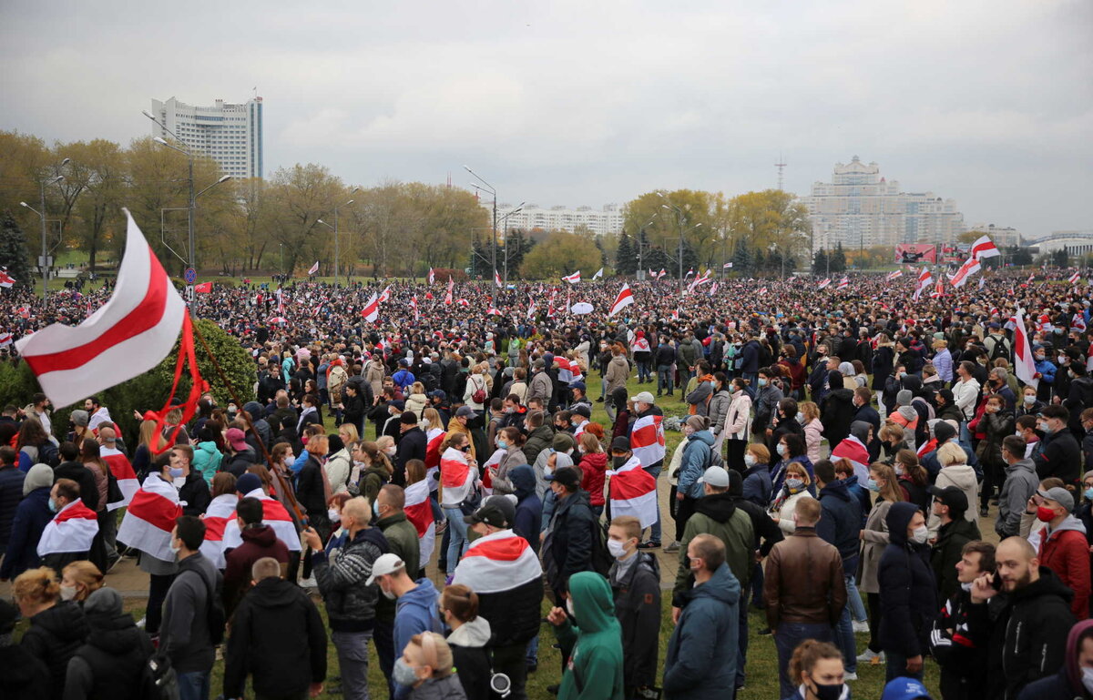 огромная масса народа выглядит угрожающе, но эти массы не были подготовлены должным образом