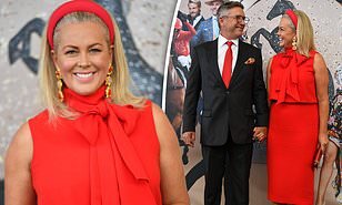 Сэм Армистейдж в потрясающем красном платье на скачках в Сиднее
