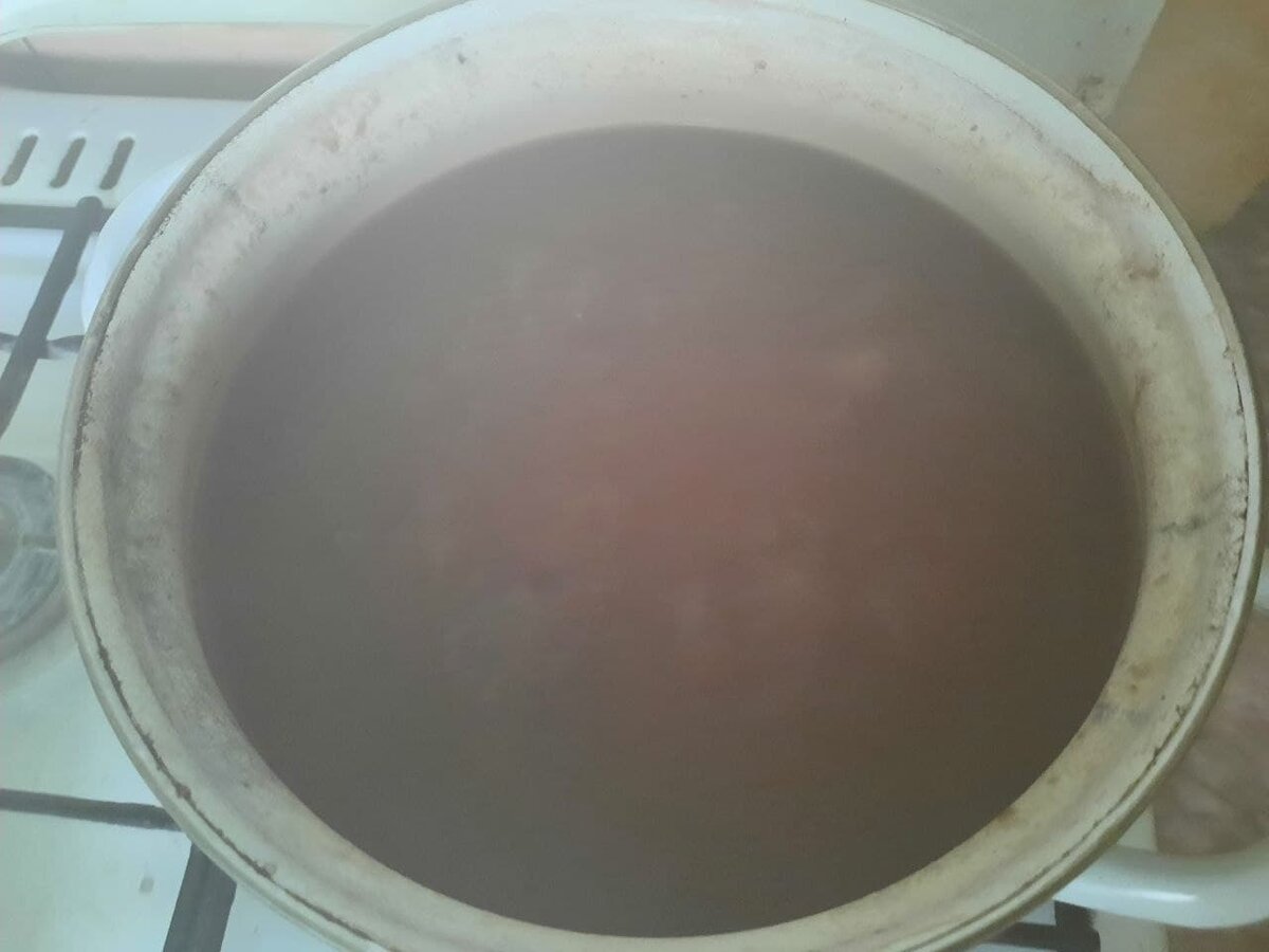 фасоль варится, извините что кастрюля грязная просто фасоль даёт пену, а я не стала её убирать