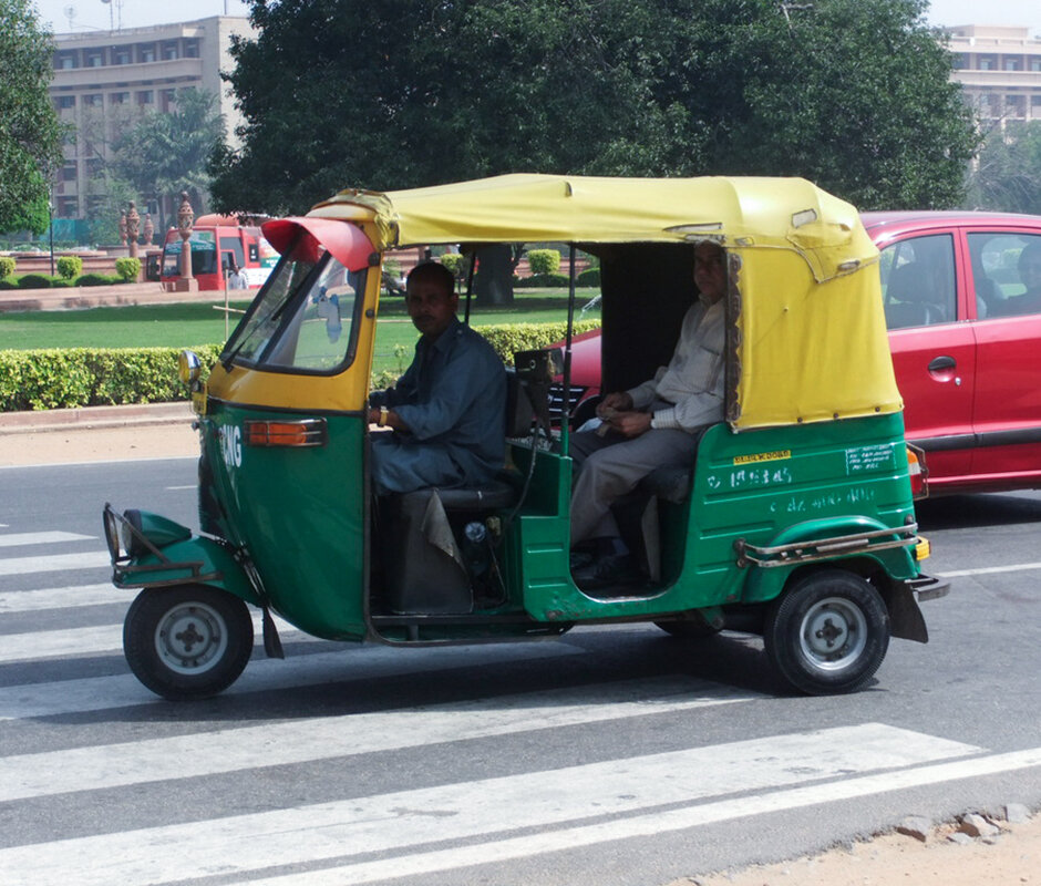 Такси на шри. Моторикша Индия. Рикша велорикша моторикша. Тук тук рикша. Такси в Индии тук тук.