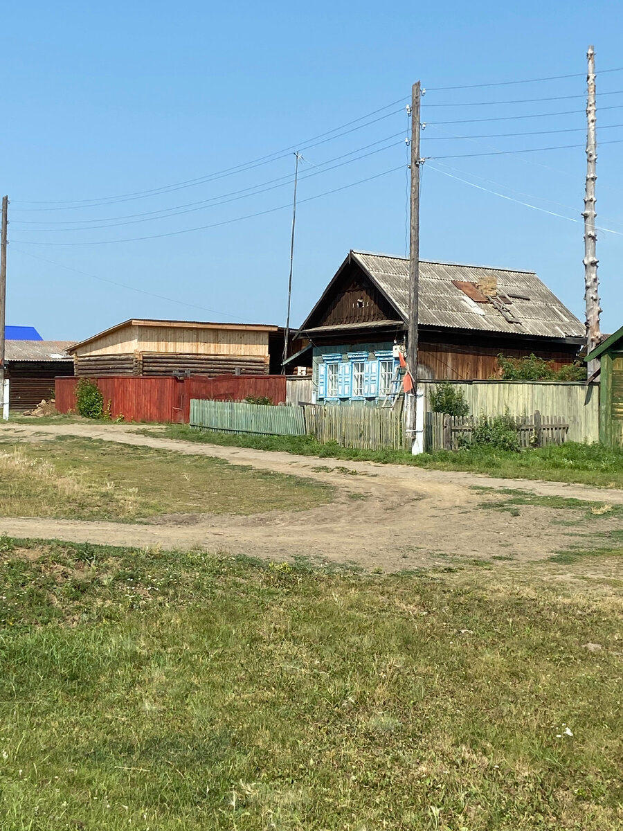 Редкий экземпляр, дом с деревянными окнами и вставнями 