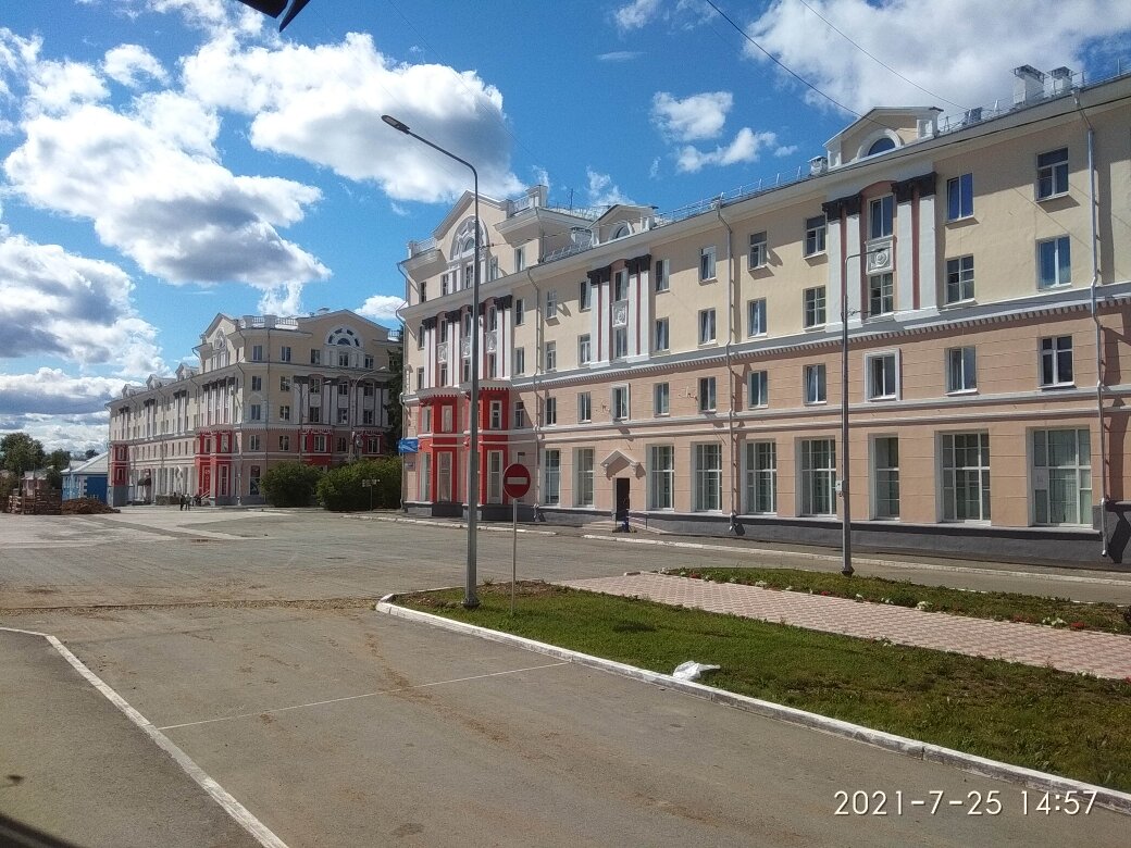 Разгар дня, центральная площадь городка совершенно пустая. Эти 2 дома-лицо города, они отремонтированы. Ну и кое-что еще, потихоньку делается. И это-правда