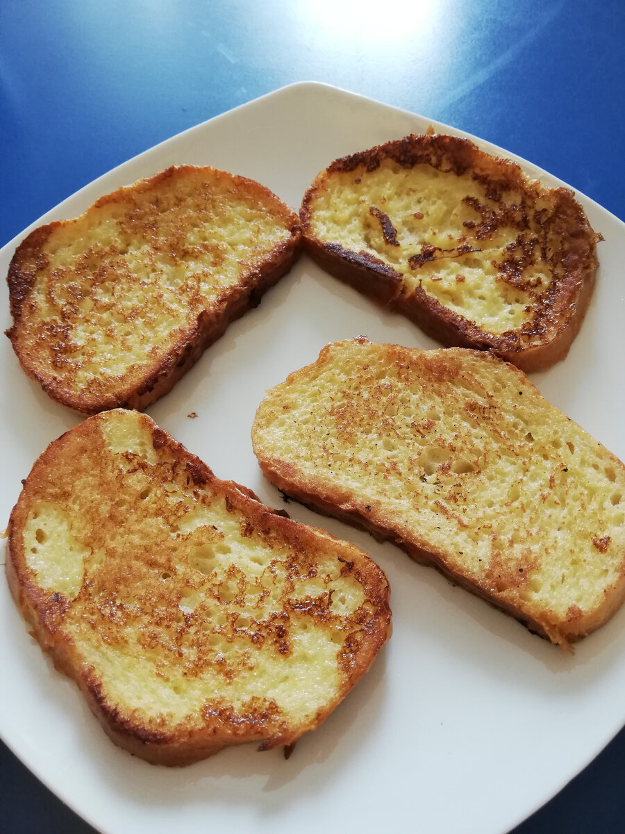 Очень крутой рецепт. Булка, яйцо, чуть молоко, соль, сахар. И жарить. 