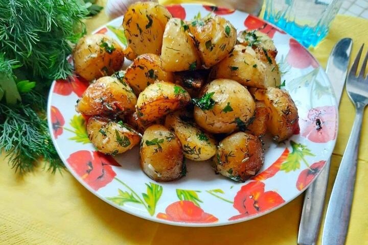 Жареный картофель в кожуре с чесноком – кулинарный рецепт