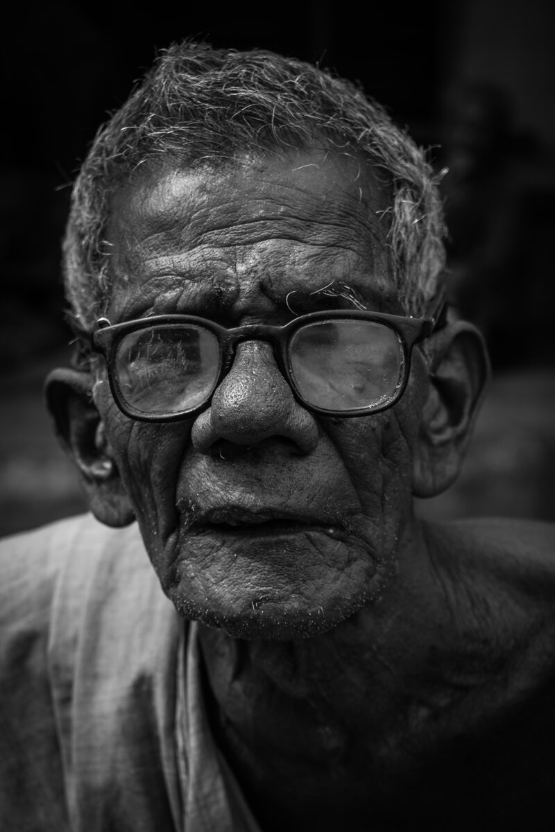 Осталось 60. Close up of Asian older man wrinkled Skin sitting smoking..