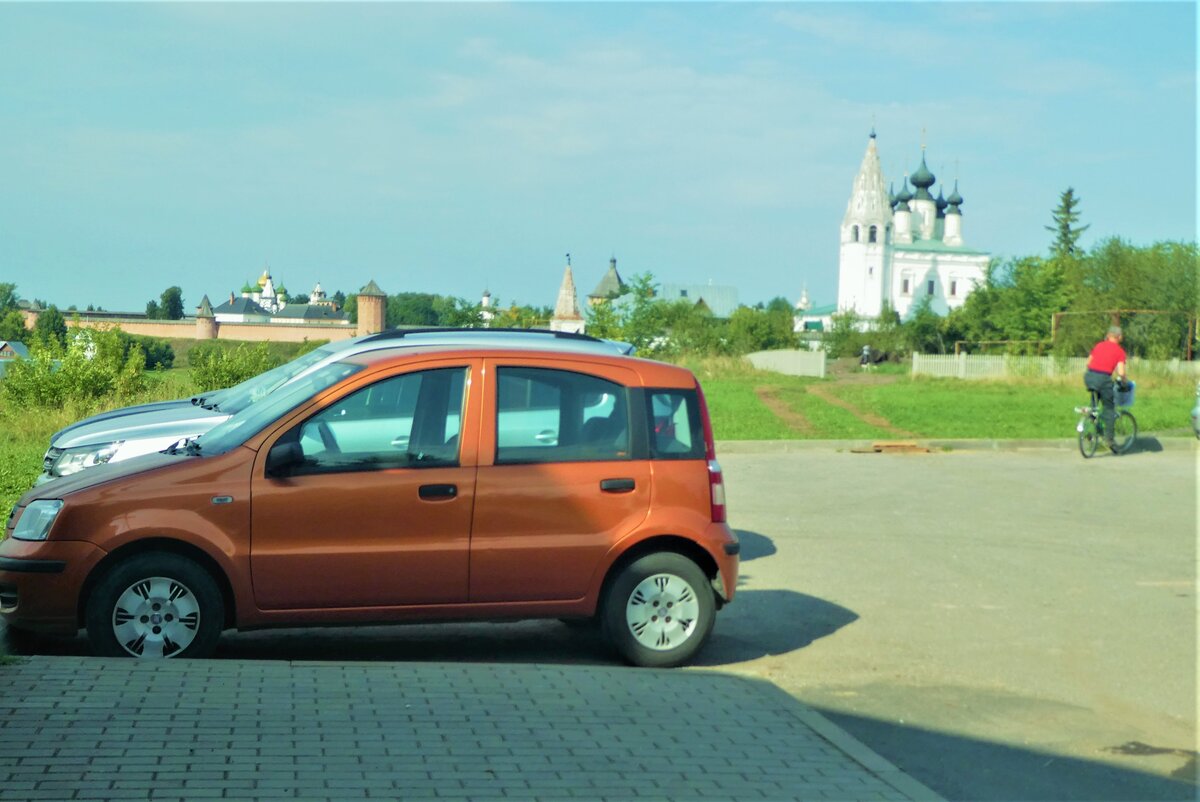 Приятно припарковать машину на столь живописной площадке, а не в унылом дворе.