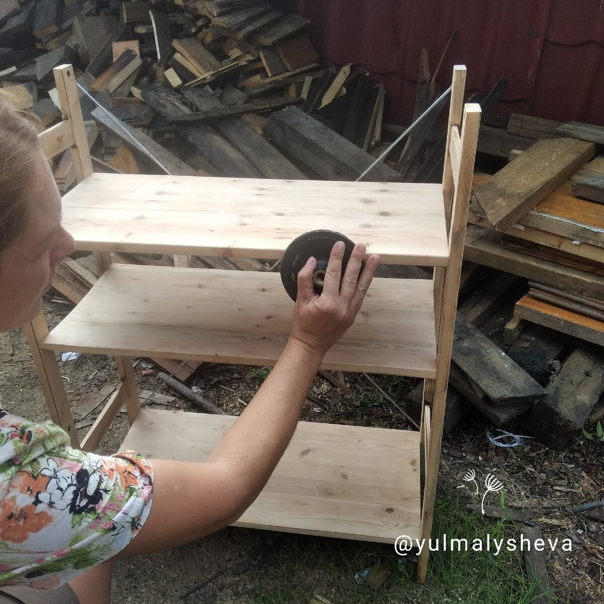 Сначала снимаю прежнее покрытие с дерева, судя по всему - морилку 