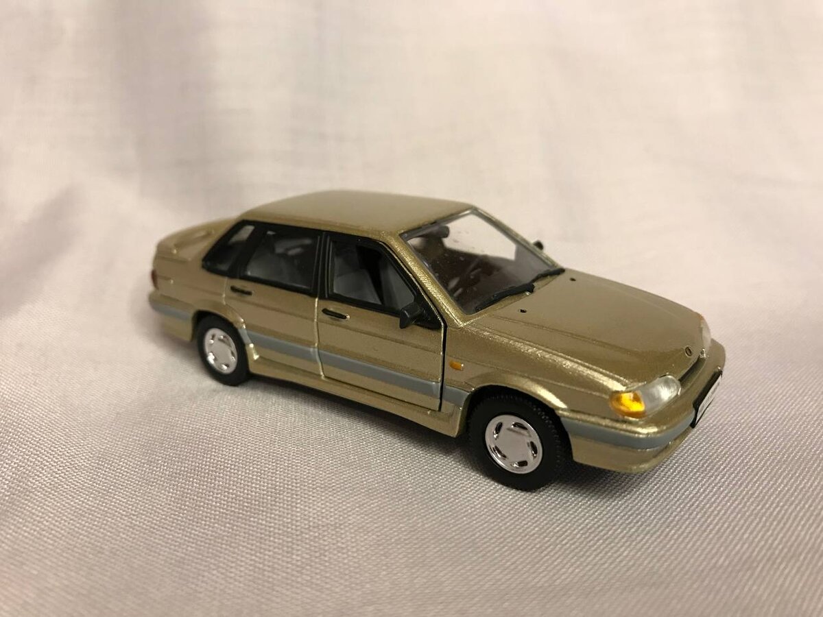 Конкретно этот экземпляр - модель, купленная мной в магазине "Кораблик", примерно в 2009-м году. 