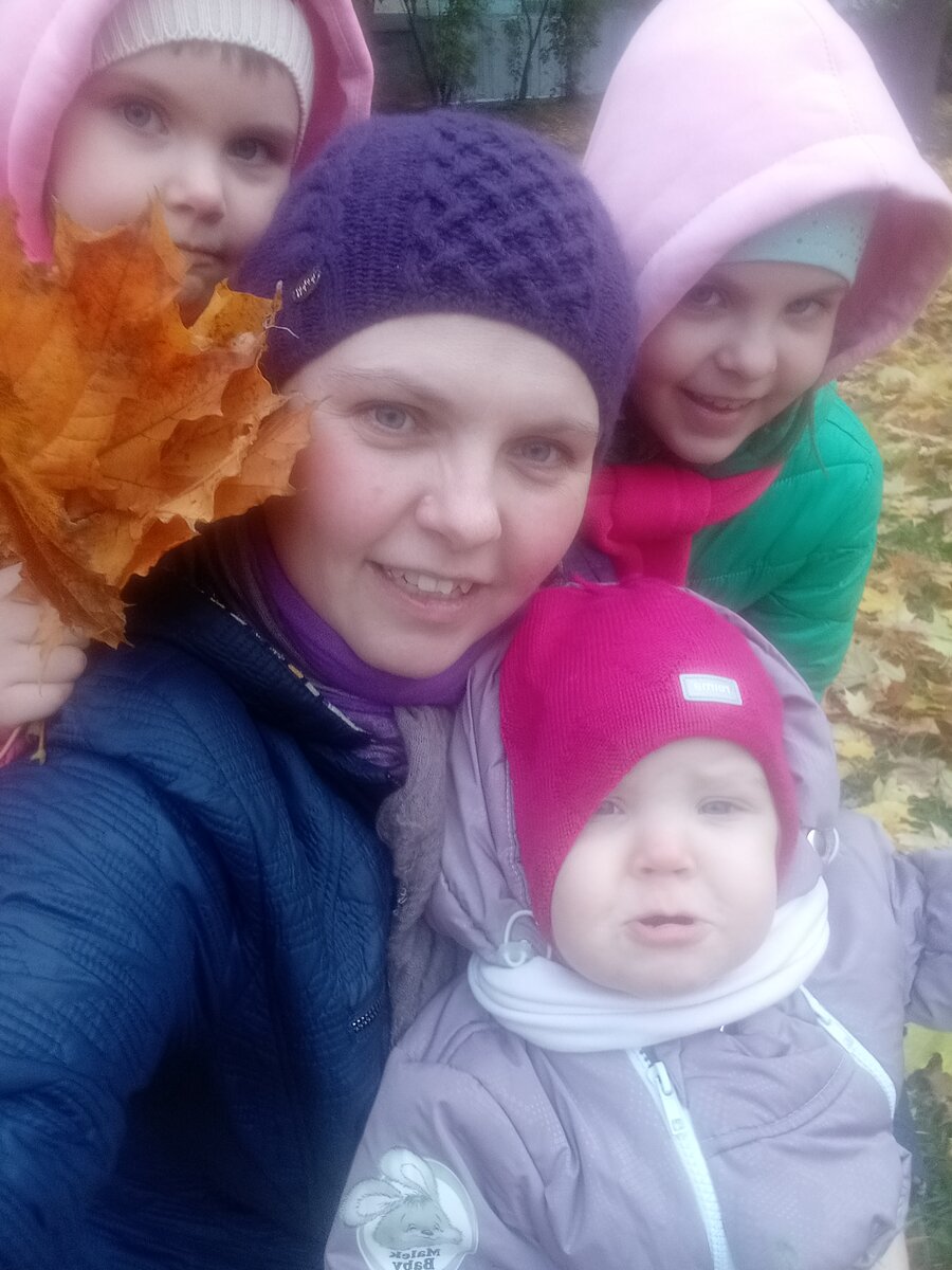 Я в малине))) А малышка не хочет фотографироваться, - хочет бегать!) Поэтому хнычет)