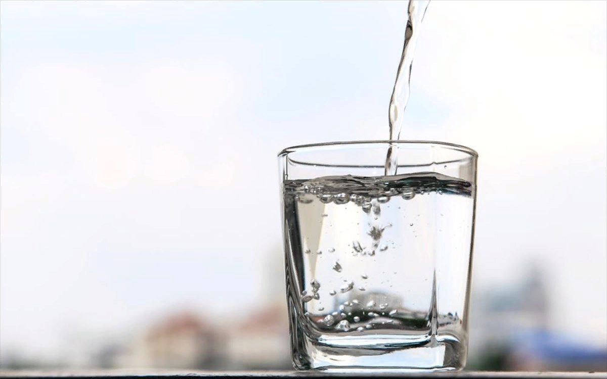 Чистая вода. Стакан теплой воды. Горячая вода в стакане. Вода со льдом. Красивые стаканы для воды.