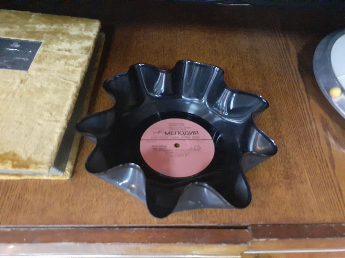 Ваза из пластинки - норма для СССР. Фото: автора.