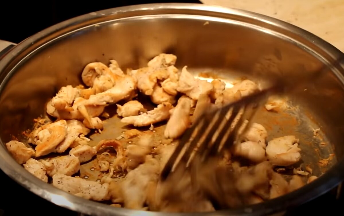 Жарим мясо.