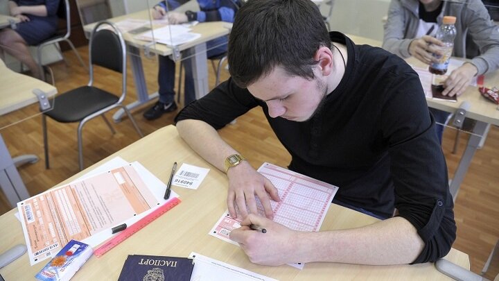 НЕУЖЕЛИ СДАЧА ЕГЭ УЙДЁТ В ПРОШЛОЕ?. ФОТО: АЛЕКСАНДР АВИЛОВ / АГН "МОСКВА" 