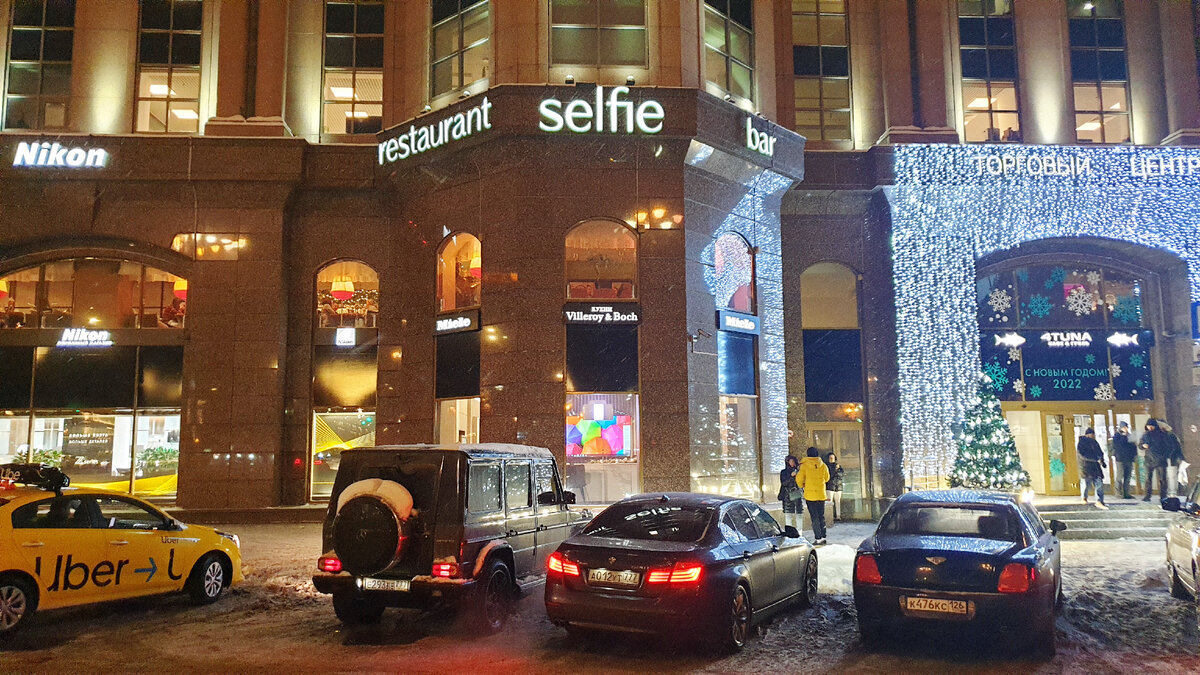 Фасад бизнес-центра "Новинский пассаж"