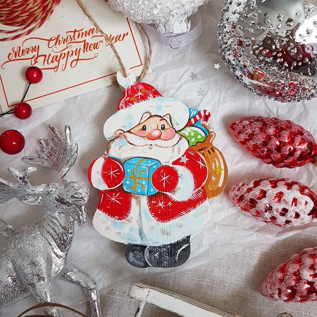 Для того чтобы не усугублять экологические проблемы, активисты рекомендуют отказаться от мишуры и пластиковых елочных игрушек и украшать елку органическими материалами – например, шишками, орехами в скорлупе, или высушенными фруктами, или цветами.