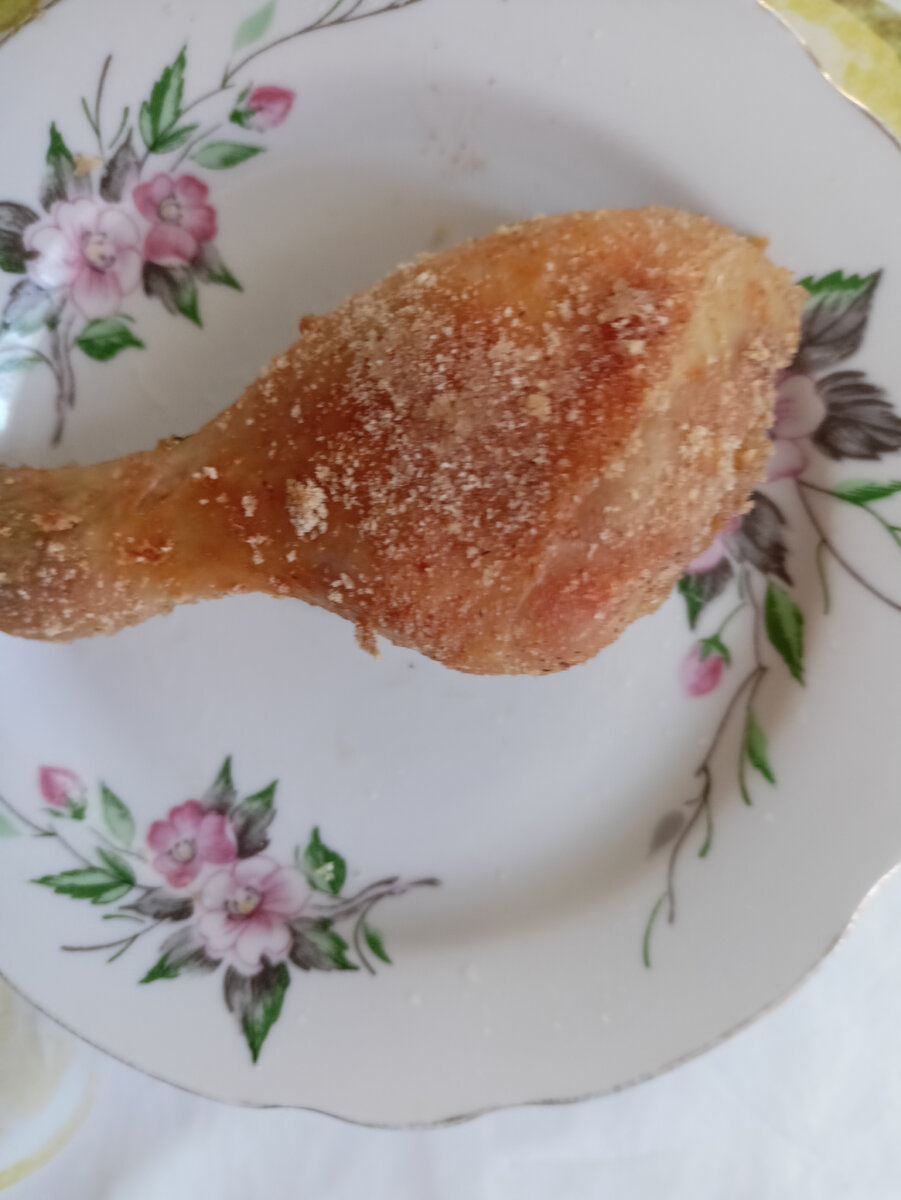 Вкусные куриные ножки с хрустящей корочкой готовятся проще простого.     Ножки солим, посыпаем любимой приправой, обмакиваем в майонезе и обваливаем в панировочных сухарях. В духовку на 45-50минут и вкуснятина готова.