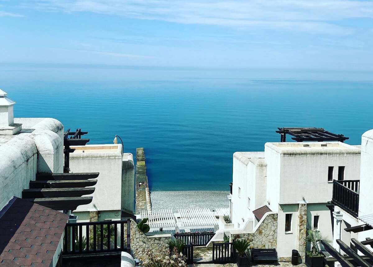 Почему Черное море тут такое синее?