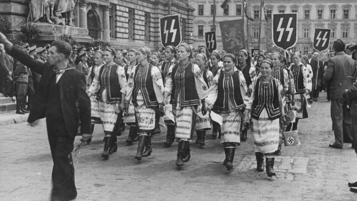 Парад бандеровцев во Львове 1941   —   источник:m.fishki.net
