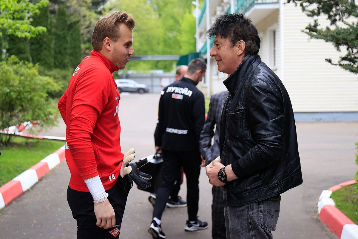 Какими секретами мастерства поделился с Александром Максименко перед финалом Кубка России Ринат Дасаев??)