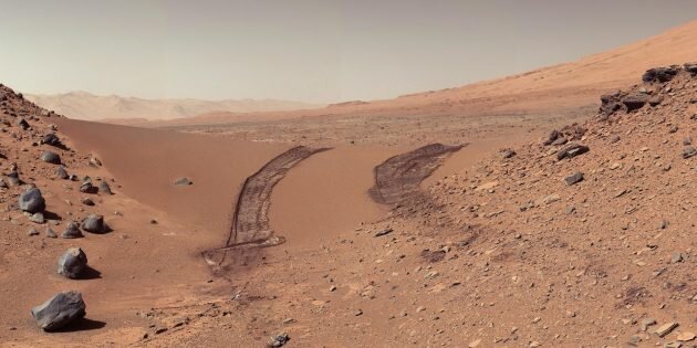 Поверхность Марса со следами Curiosity. Изображение: NASA / JPL‑Caltech / MSSS📷
