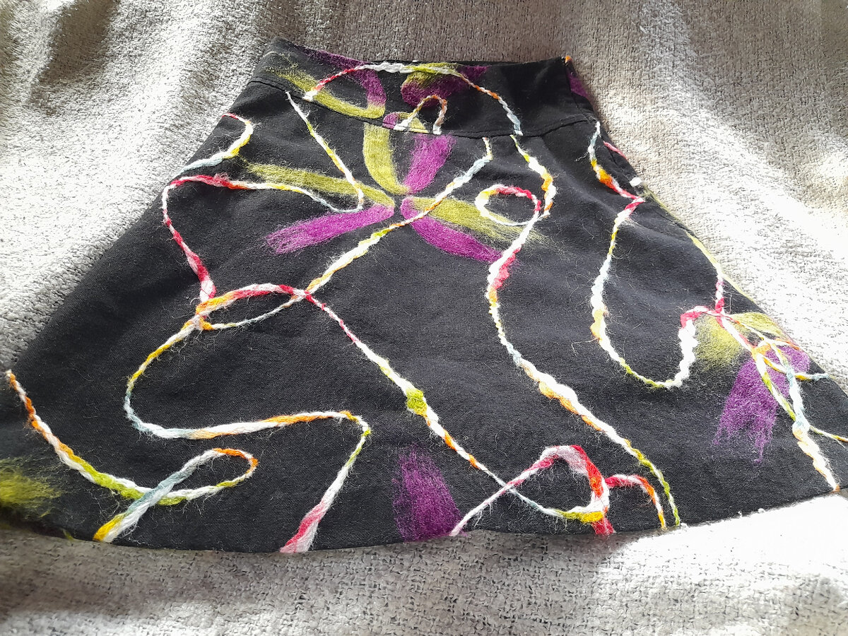 Эти разводы прям прелесть. Я даже думала ручная работа. Чего мне стоило ее выкопать из под груды вещей - отдельный вопрос!