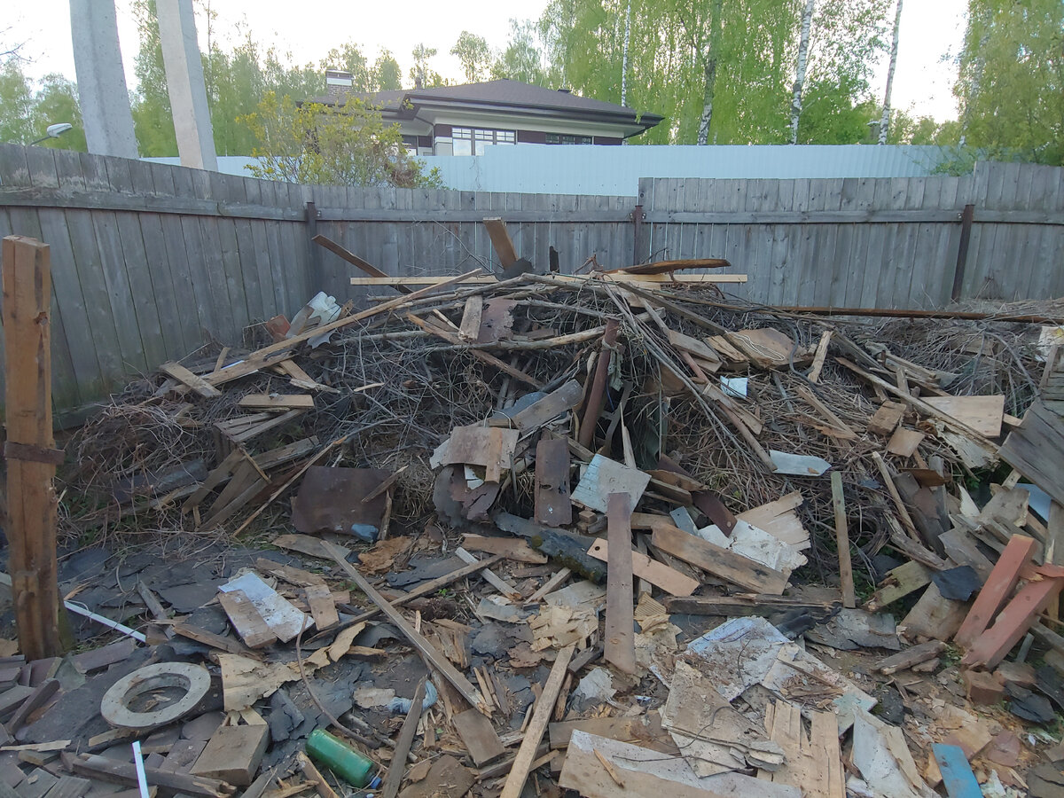 Под остатками сарая непонятная куча