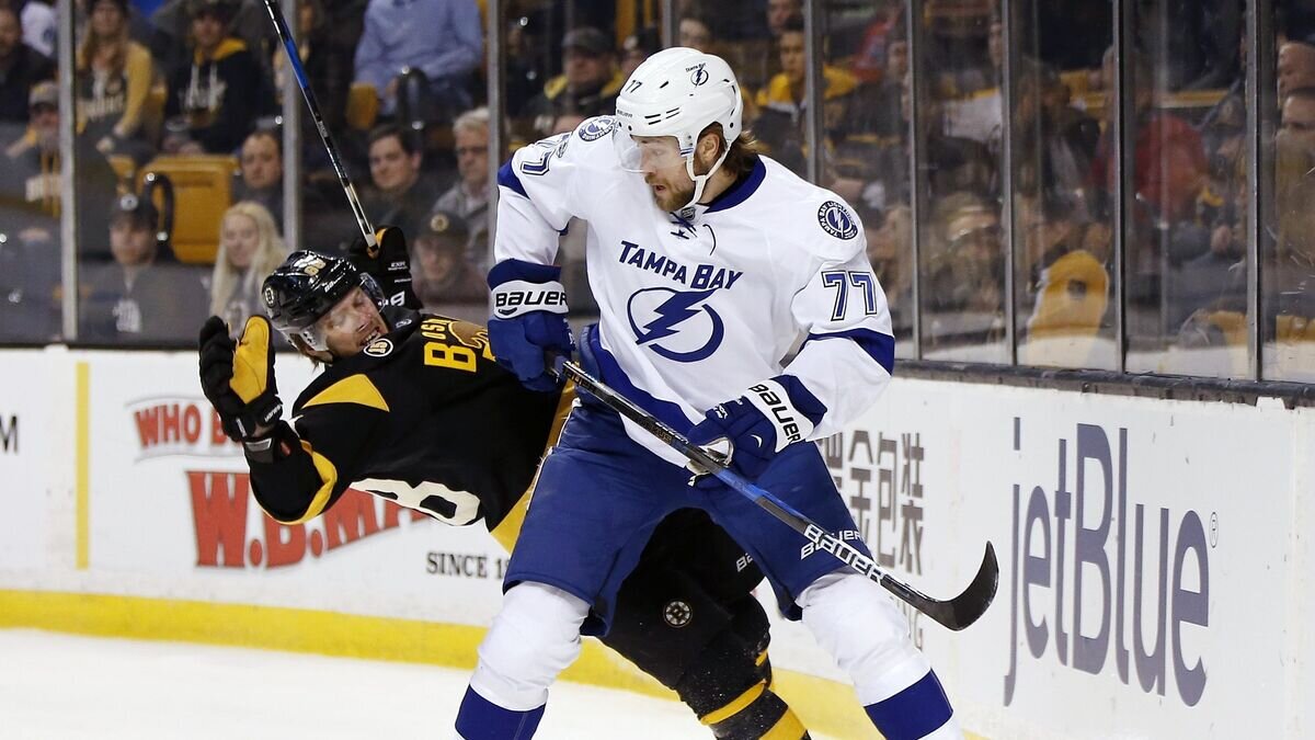    Хоккеист Виктор Хедман из "Тампа-Бэй Лайтнинг" и Давид Пастрняк из "Бостон Брюинз" на матче НХЛ в Бостоне© AP Photo / Michael Dwyer