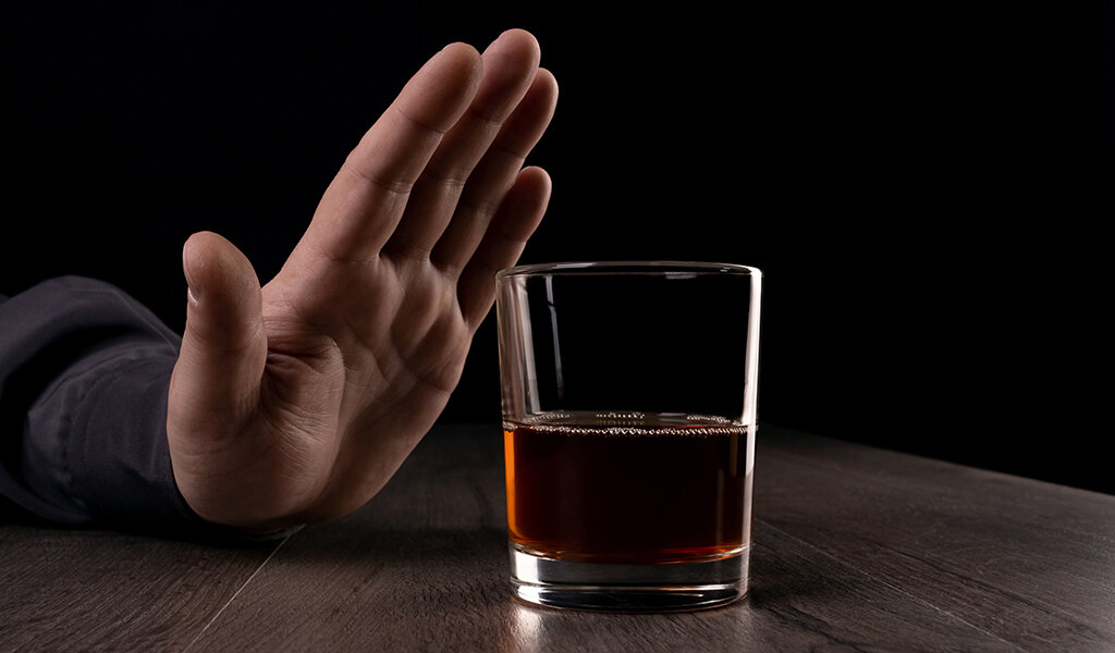 Стоит исключить чай, кофе, алкогольные напитки, жирную и острую пищу.