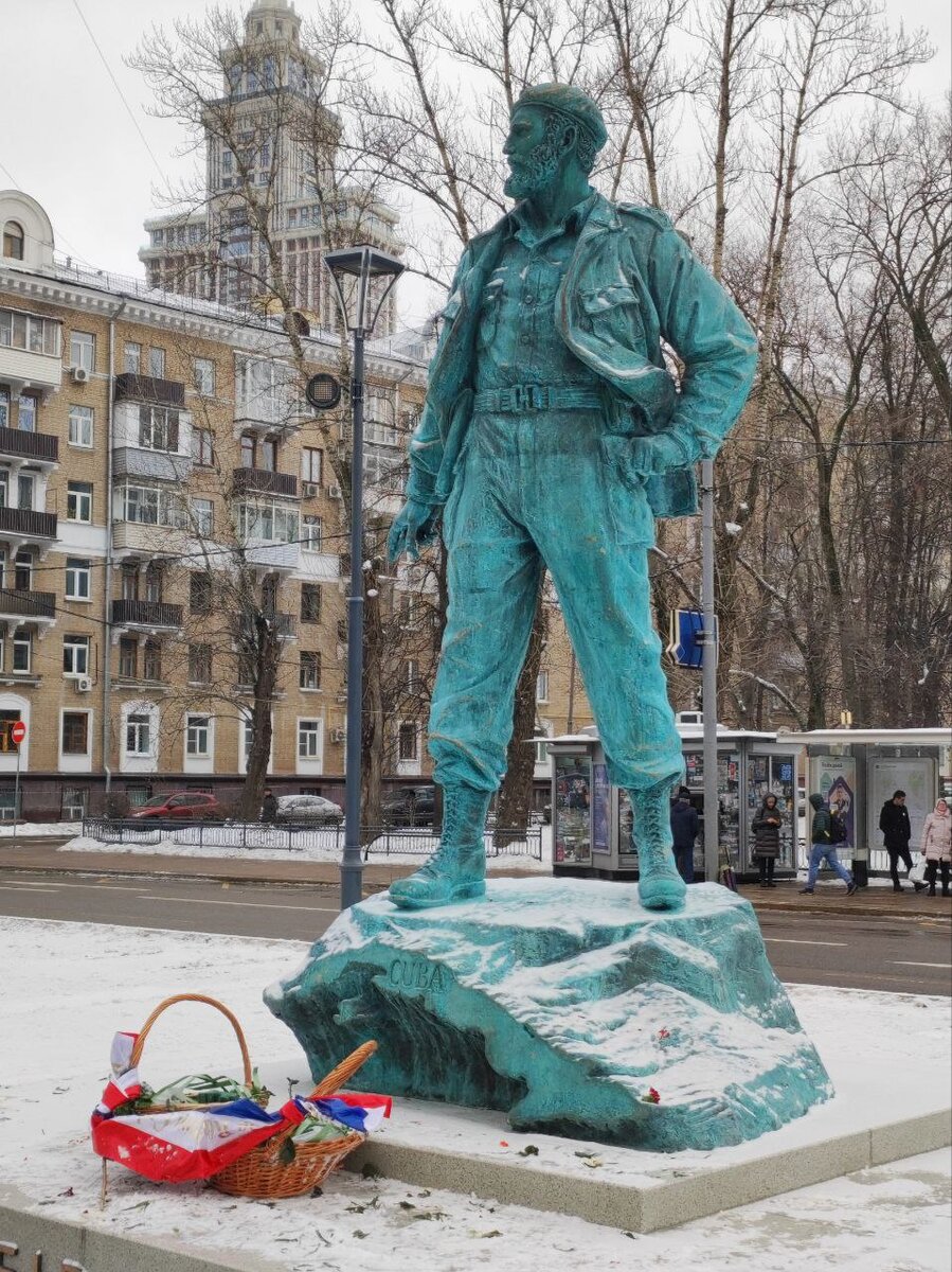 Филель. Памятник Фиделю Кастро в Москве. Памятник Фиделю Кастро на Соколе. Памятник в Москве Филель. Новый памятник Фиделю Кастро в Москве.