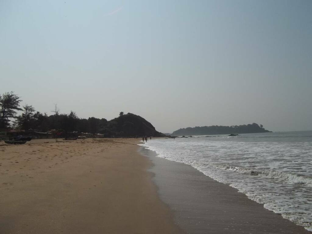 пляж Патнем,назаднем плане скала,которую мне предстояло обойти