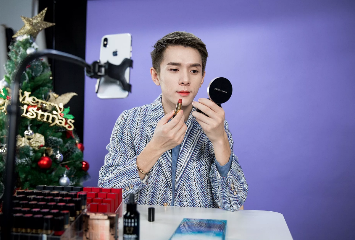 Тот самый бьюти-блогер из Китая, что наторговал онлайн за стрим на полтора миллиона долларов. Вот это рынок!