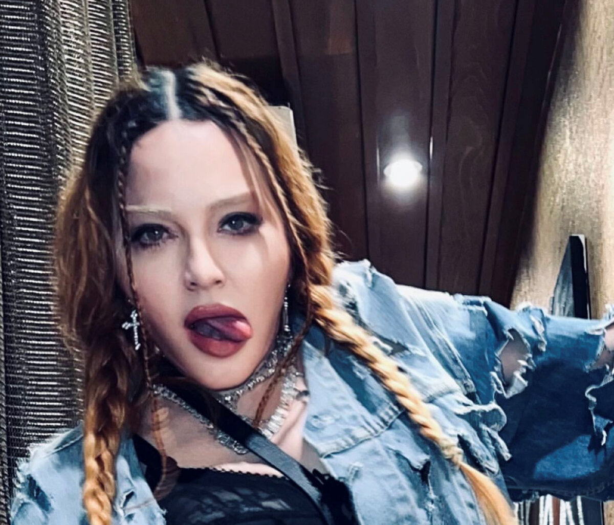 «Эта пенсионерка выглядит нелепо»: Мадонна разочаровала фанатов своим внешним видом на фото папарацци