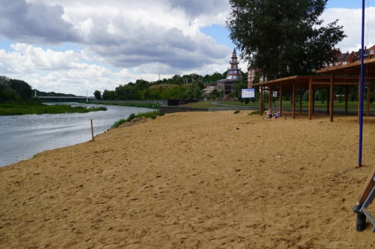    На городском пляже рецидивист сорвал с шеи оренбурженки цепочку.