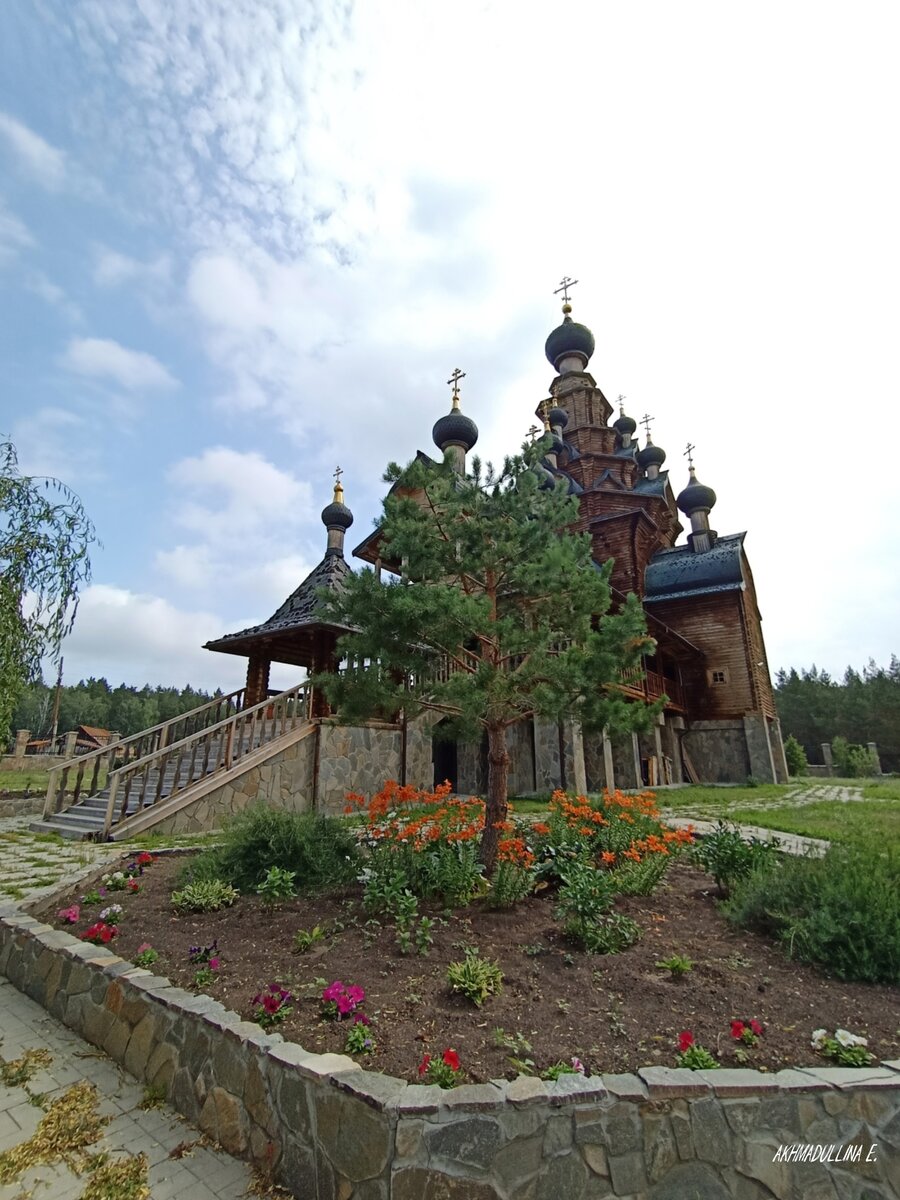 Храм без гвоздей, уральские самоцветы и 