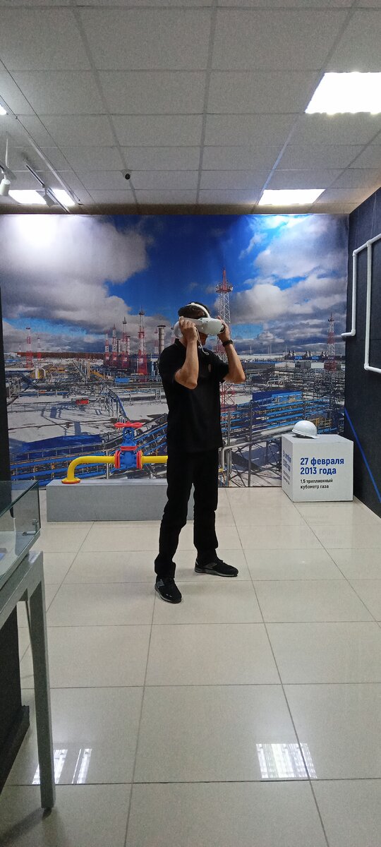 Экскурсовод настраивает оборудование