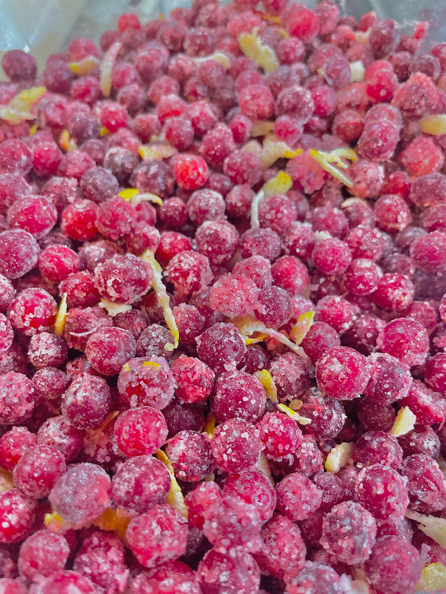 Это ягодная начинка, цедра даёт прекрасный аромат и пикантность