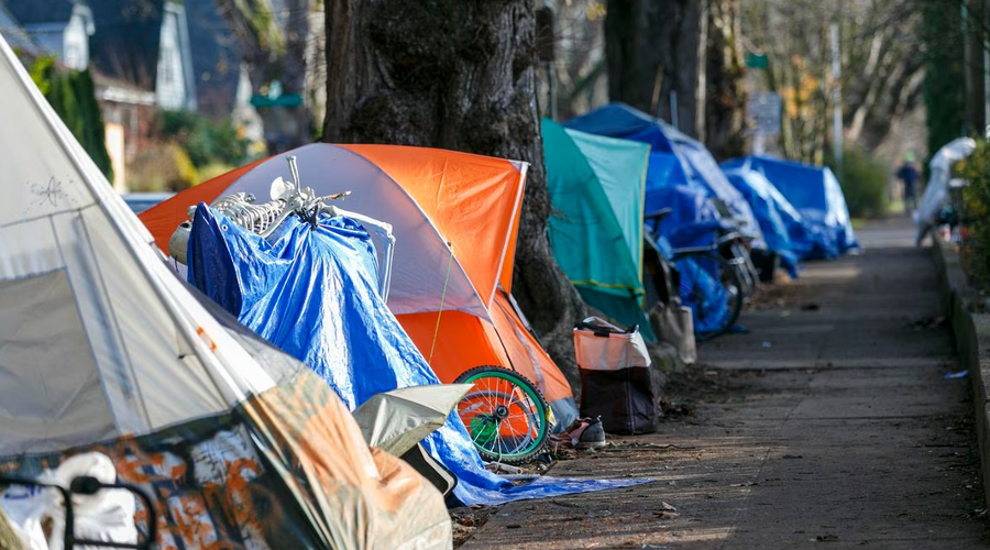 Бездомные наркоманы живут в палатках.