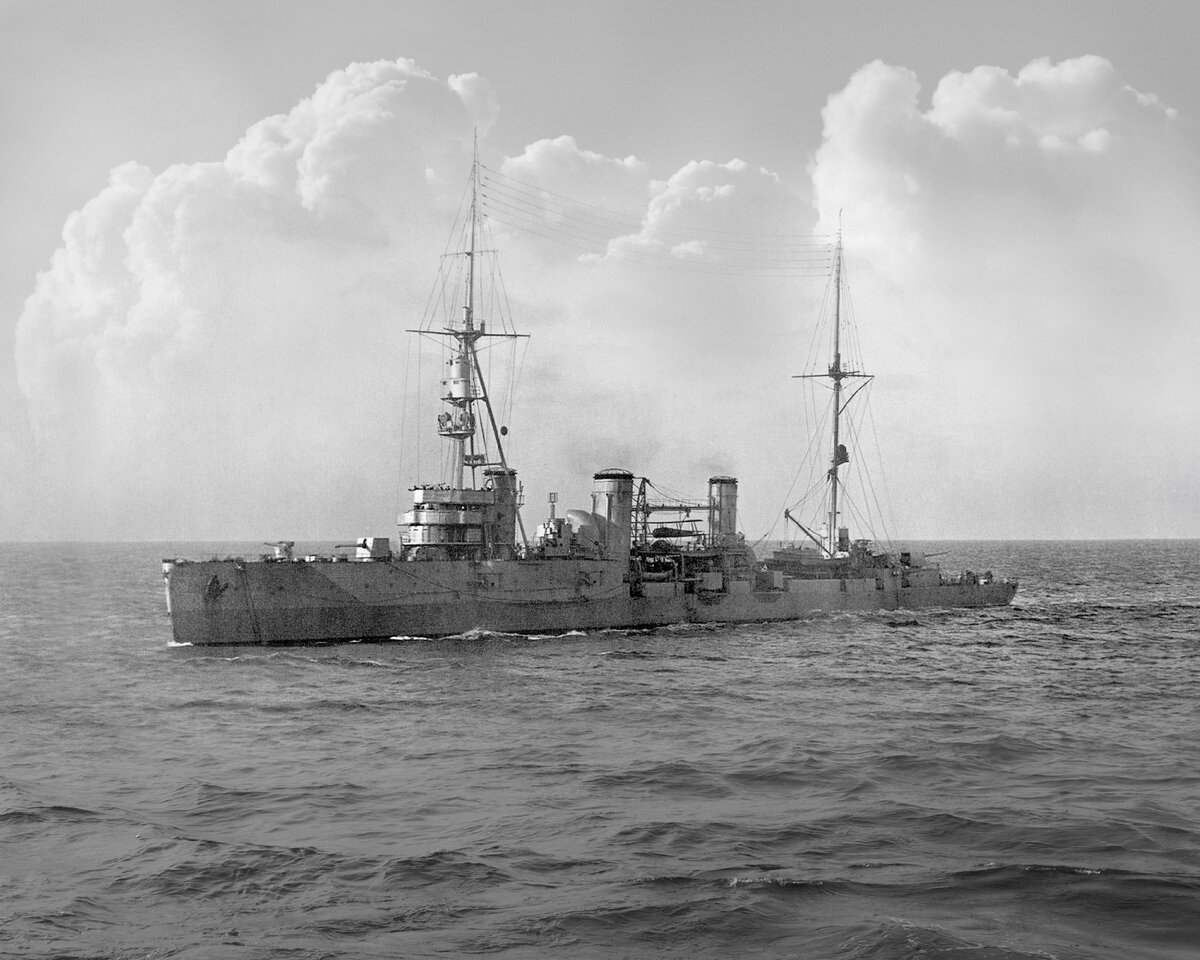 "Червона Украина", бывший "Адмирал Нахимов", достроенный почти по первоначальному проекту.