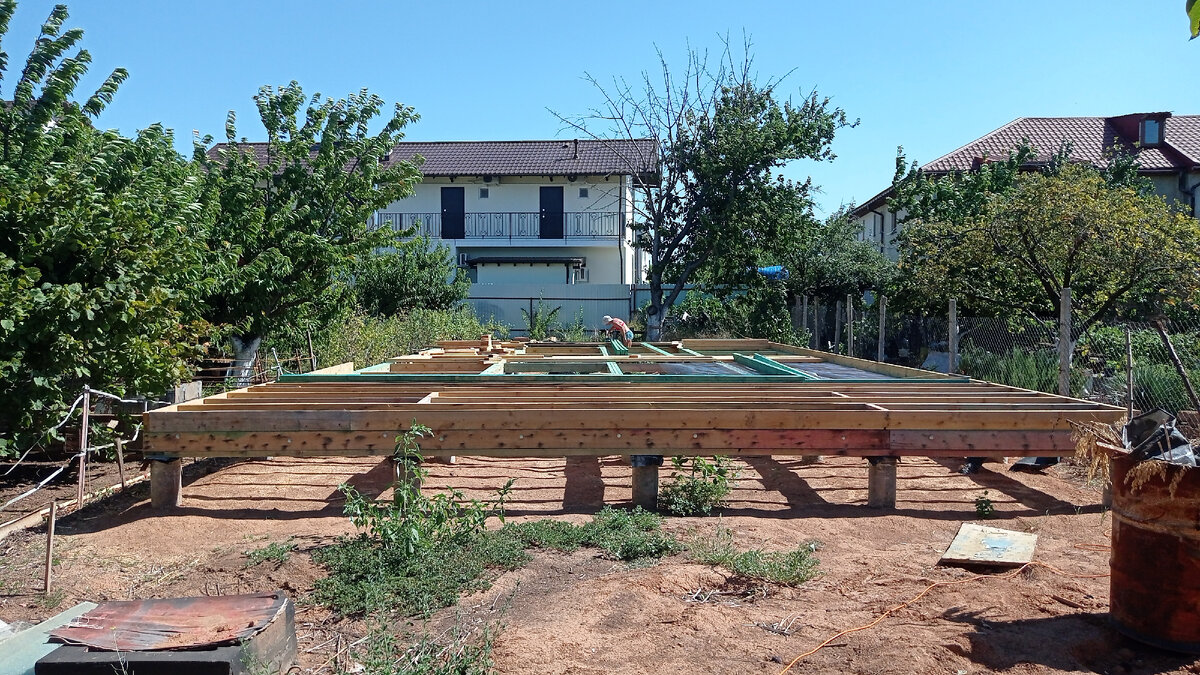 Там далеко Настя обрабатывает доски)