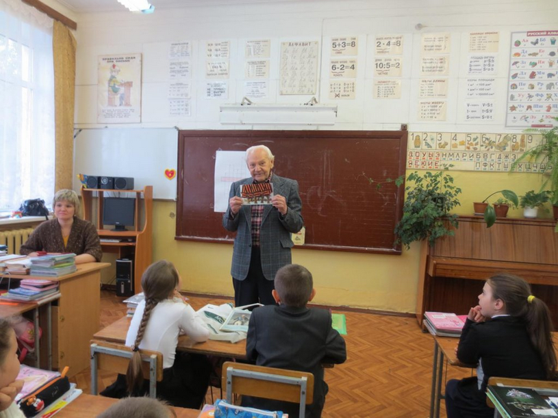 Рассказывает юным согражданам о героических страницах истории нашей страны. Фото взято из свободного доступа в интернете.