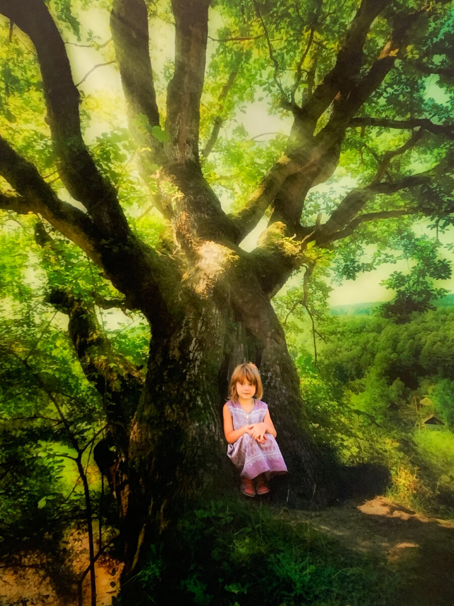 Надоело быть ребенком , хочу быть взрослой.Самые лучезарные ощущения и чувства я получала в детстве. Мне нравится вспоминать самые приятные моменты и на душе становиться тепло и уютно. Как будто солнце внутри меня , которое обогревает и ласкает меня своими золотистыми лучиками .